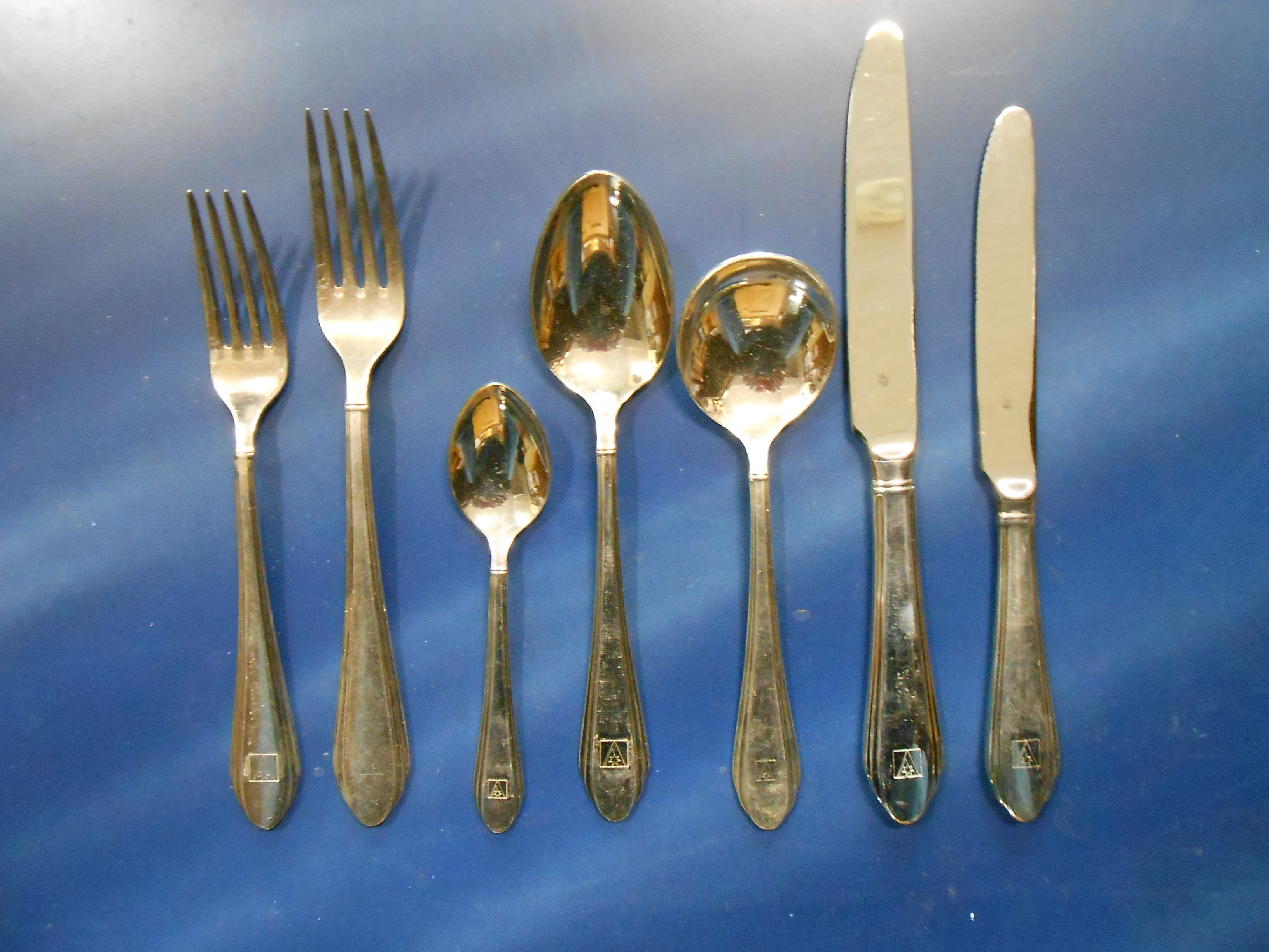 SILVER CUTLERY SET (7 PIECES) SILVER CUTLERY SET (7 PIECES)